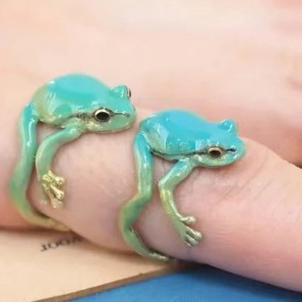Quirky frog ring