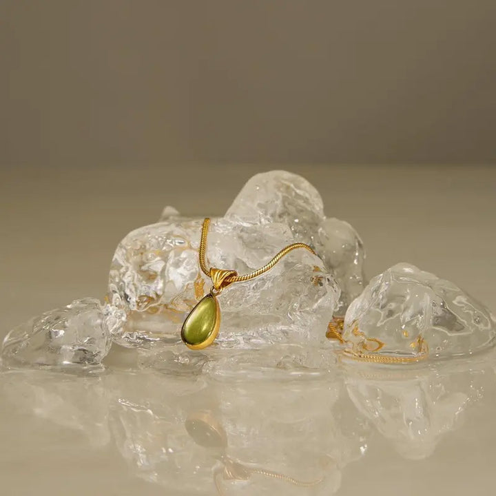 Retro teardrop-shaped clavicle chain