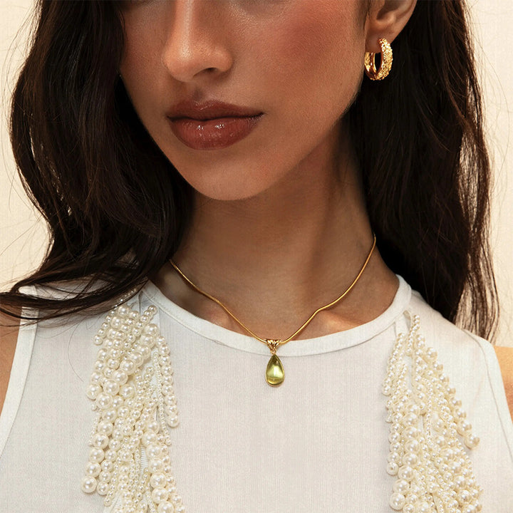 Retro teardrop-shaped clavicle chain