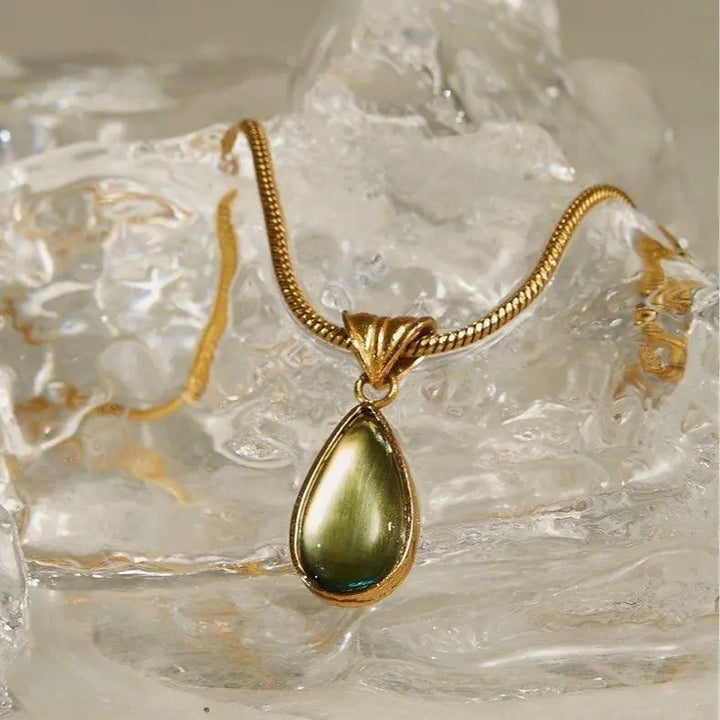 Retro teardrop-shaped clavicle chain
