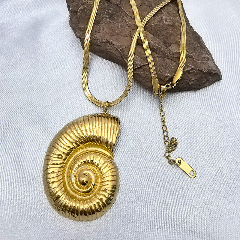 Bohemian style seashell pendant necklace