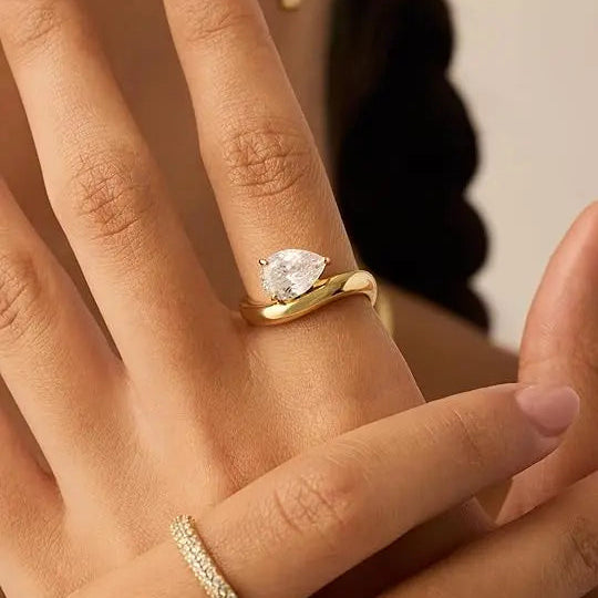 Pear-shaped solitaire wavy ring