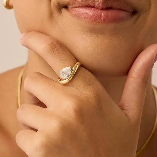 Pear-shaped solitaire wavy ring